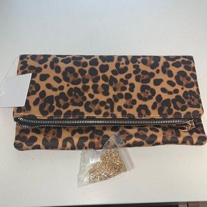 Leaopard clutch with detachable straps
